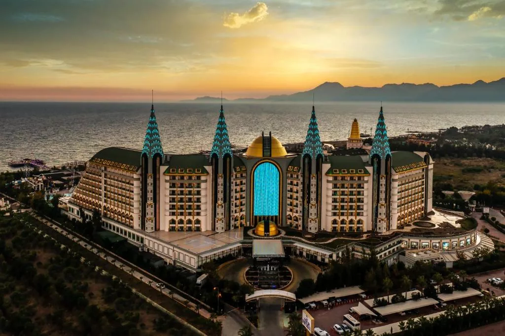 فندق دلفين امبريال من أشهر فنادق أنطاليا  مطلة على البحر