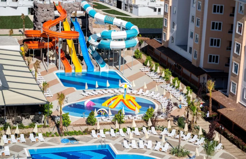 فندق رمادا لارا أنطاليا وهو من أفضل فنادق في أنطاليا مع ألعاب مائية.