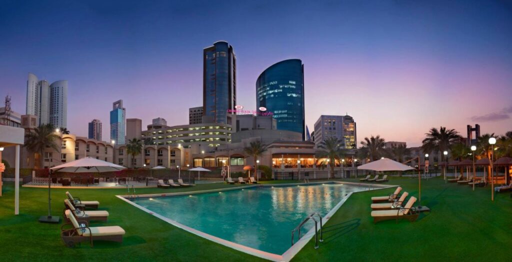 فندق كراون بلازا البحرين  يعد أحد فنادق قريبة من أفنيوز البحرين