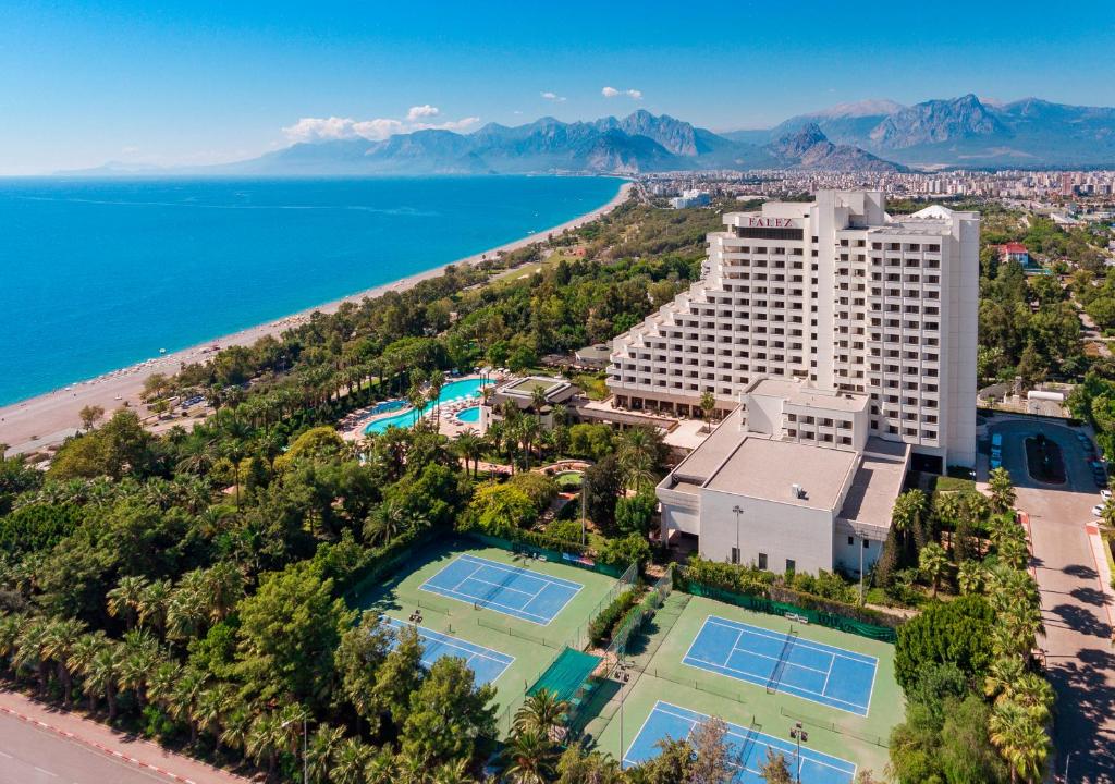 يعد فندق أوزجايماك فاليز أنطاليا من أفخم فنادق أنطاليا على البحر
