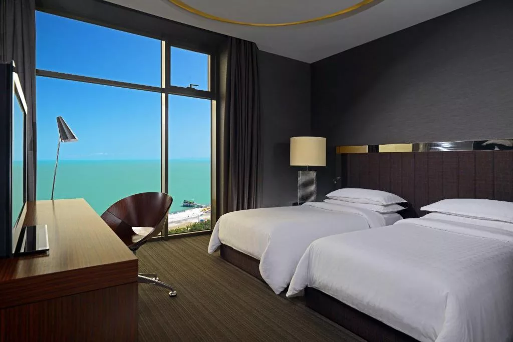 يحتل فندق شيراتون باتومي مكانة متقدمة في قائمة فنادق باتومي على البحر.