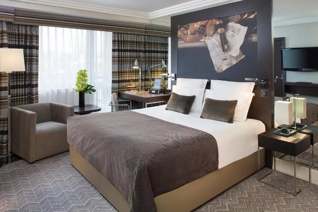 فندق جميرا لاوندز لندن يعتبر من أفخم فنادق قريبة من الهارودز لندن
