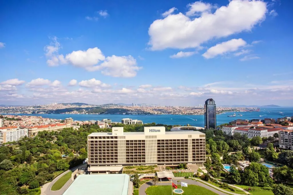 فندق هيلتون إسطنبول البوسفور يتميز بانه من أفضل فنادق في إسطنبول للعوائل