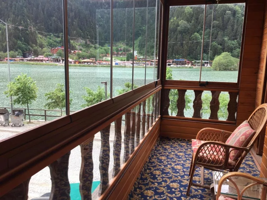 فندق دنيا ريزيدنس اوزنجول هو من أفضل فنادق أوزنجول المطلة على البحيرة.