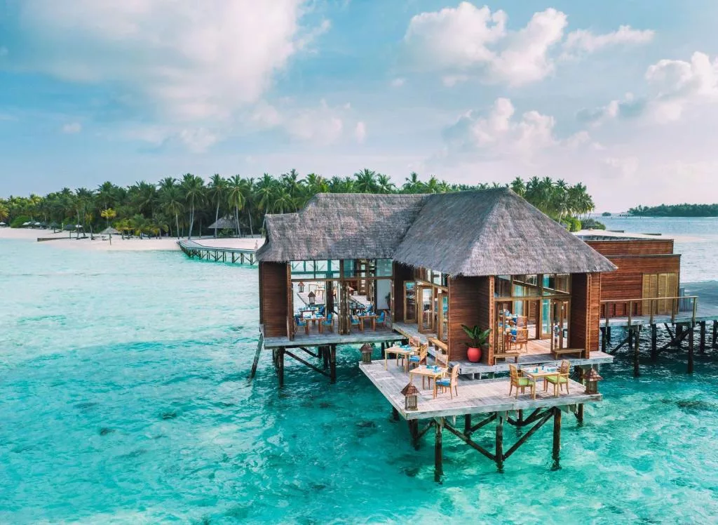 فندق كونراد المالديف أحد فنادق مطلة على البحر في المالديف 