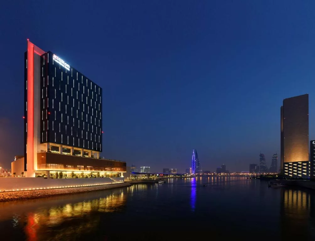 فندق هيلتون جاردن إن خليج البحرين هو أحد الاختيارات الأولى للزوار الباحثين عن أفضل فنادق قريبة من أفنيوز البحرين 4 نجوم
