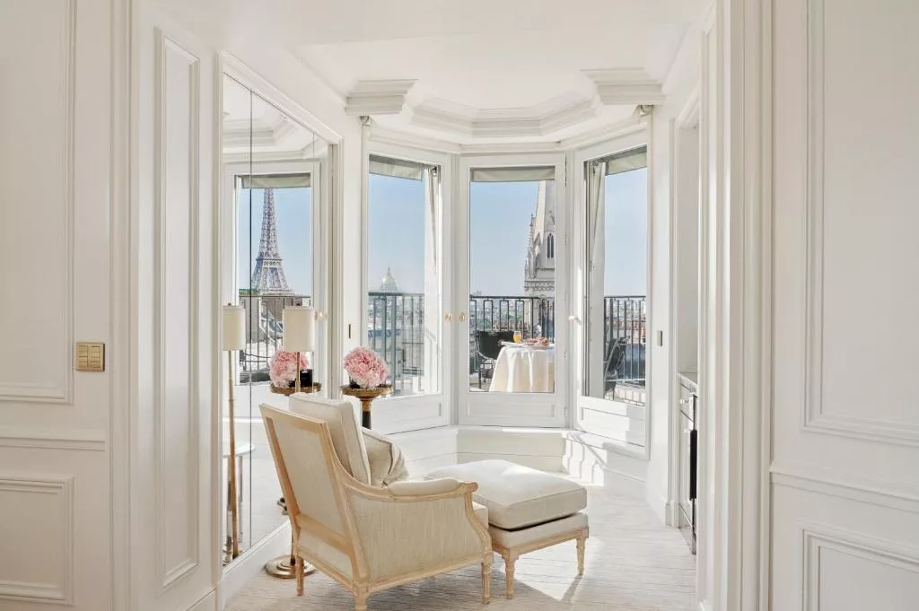 فندق فور سيزون باريس من فندق في باريس يطل على برج إيفل
