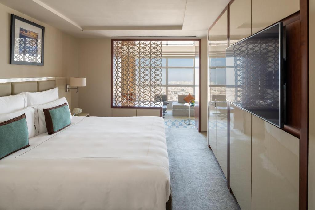 من أرقي فنادق شارع الشيخ زايد خمس نجوم هو فندق جميرا أبراج الإمارات.