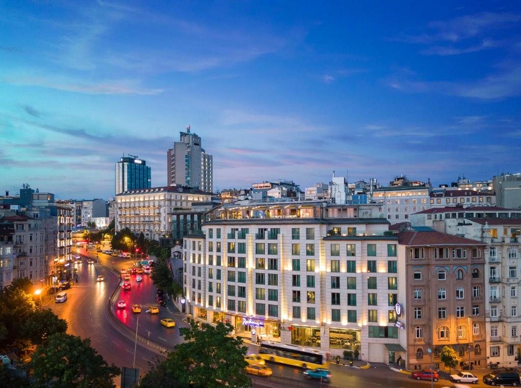 فندق راديسون بلو إسطنبول بيرا يعرف بانو من أفضل فنادق 5 نجوم في إسطنبول
