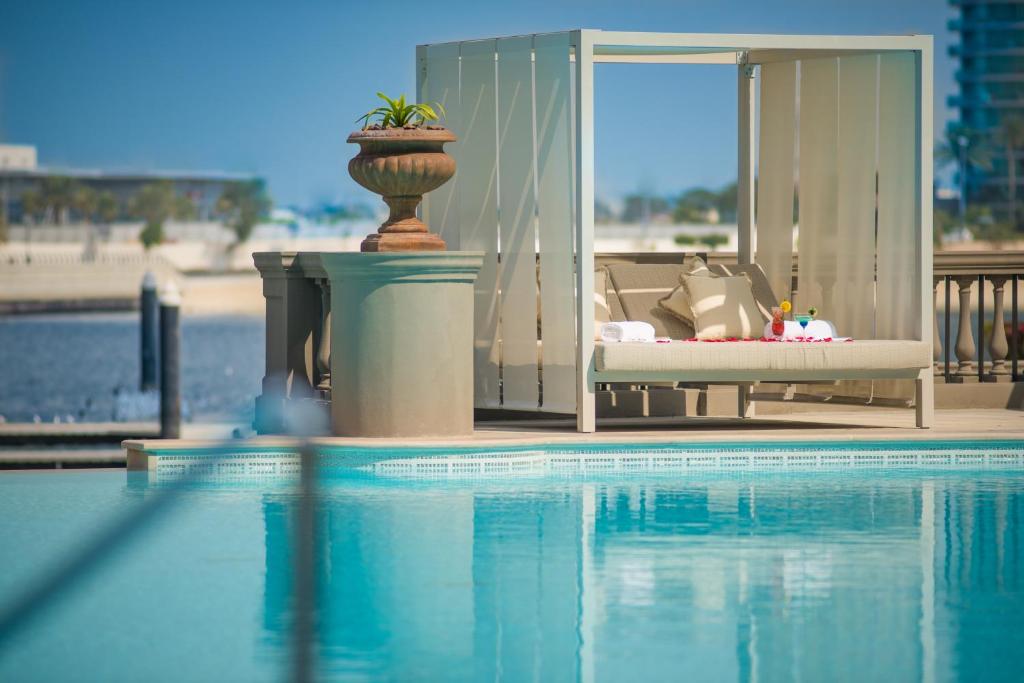 فندق بلازو فيرساتشي دبي من أفضل فنادق في دبي مع مسبح خاص
